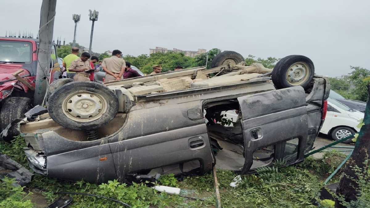 लखनऊ : स्कूल वैन सड़क हादसे का शिकार, कई छात्र घायल, दो की हालत गंभीर